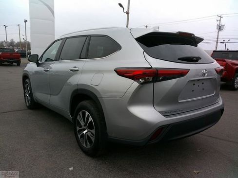 Used 2023 Toyota Highlander XLE image 4