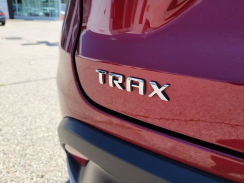 Used 2025 Chevrolet Trax LT FWD image 7