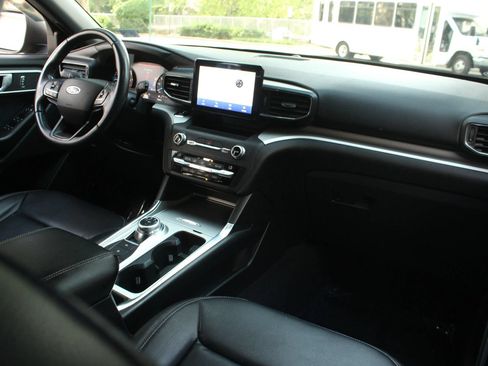 Used 2020 Ford Explorer XLT w/ Equipment Group 202A AWD/4WD image 23