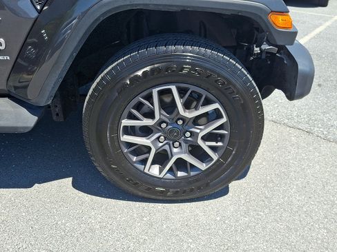 Used 2024 Jeep Wrangler Unlimited Sahara w/ Technology Group AWD/4WD image 18
