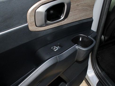 Used 2023 Kia Sorento S w/ Panoramic Sunroof Package image 17