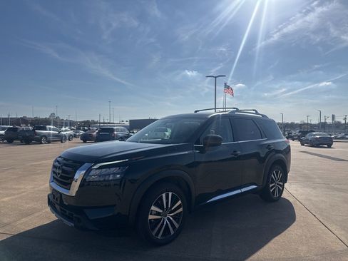 Used 2025 Nissan Pathfinder Platinum image 9