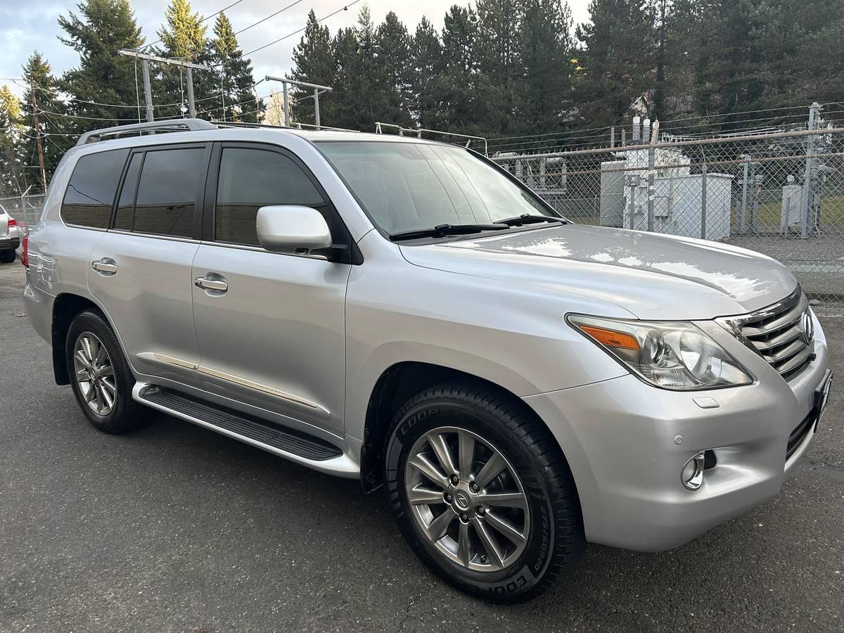Used 2010 Lexus LX 570 4WD w/ Luxury Pkg image 4