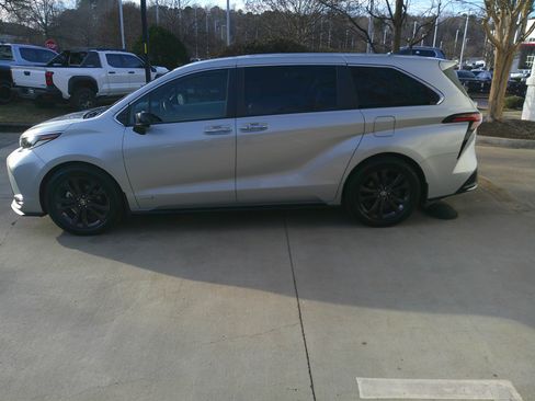 Used 2021 Toyota Sienna XSE image 46