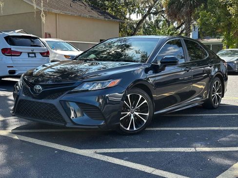 Used 2018 Toyota Camry SE image 1