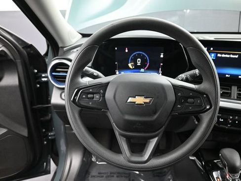 Used 2025 Chevrolet Trax LT FWD image 12