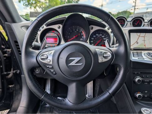 Used 2018 Nissan 370Z Touring RWD image 19