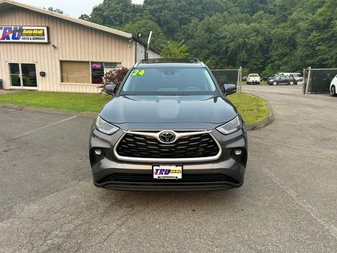 Used 2024 Toyota Highlander XLE AWD/4WD image 8