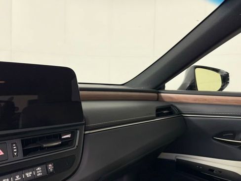 Used 2025 Lexus ES 300h w/ Premium Package image 14