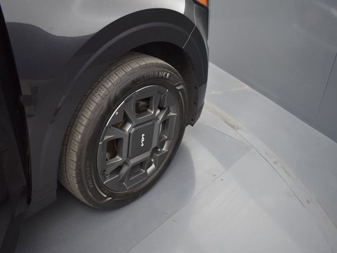 Used 2025 Kia Carnival EX image 28