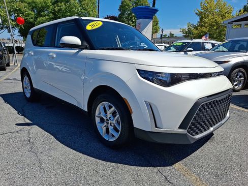 Used 2025 Kia Soul LX w/ LX Technology Package FWD image 7