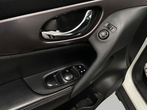 Used 2015 Nissan Rogue SV w/ SV Moonroof Package AWD/4WD image 27