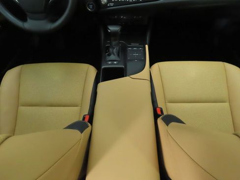 Used 2022 Lexus ES 300h w/ Premium Package image 16