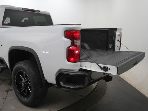 Used 2022 Chevrolet Silverado 2500 Custom w/ Custom Value Package AWD/4WD image 9