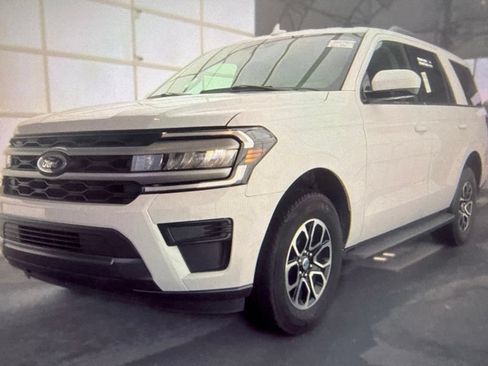 Used 2024 Ford Expedition XLT RWD image 2