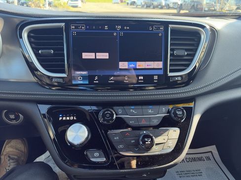 New 2026 Chrysler Pacifica Select image 9