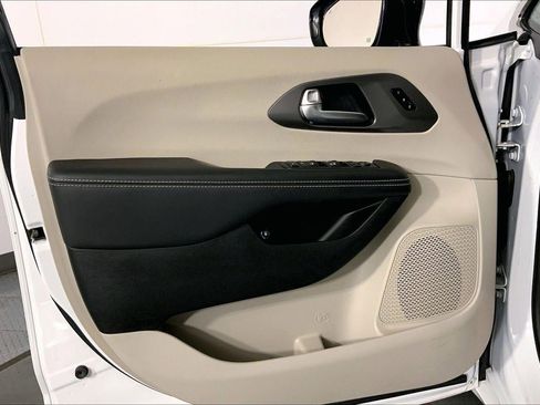 Used 2024 Chrysler Pacifica Select image 24