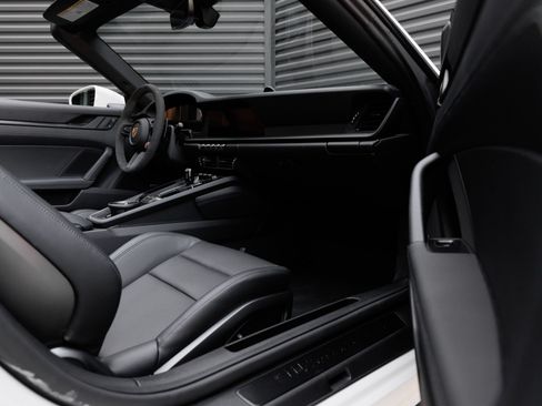 Certified 2026 Porsche 911 Targa 4 GTS AWD/4WD image 38