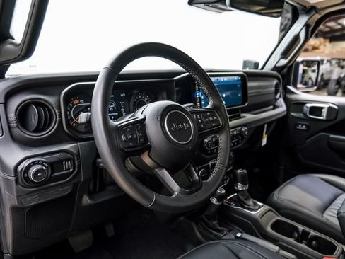 Used 2024 Jeep Wrangler Unlimited Rubicon w/ Technology Group AWD/4WD image 16