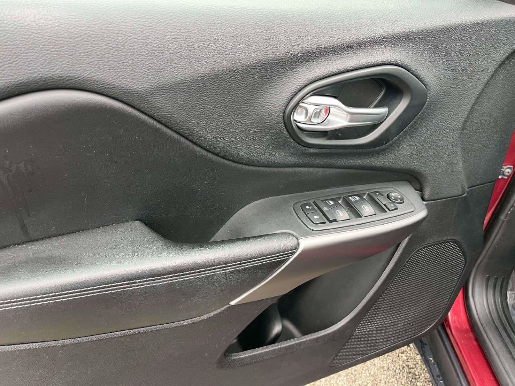 Used 2019 Jeep Cherokee Latitude w/ Popular Appearance Group FWD image 13