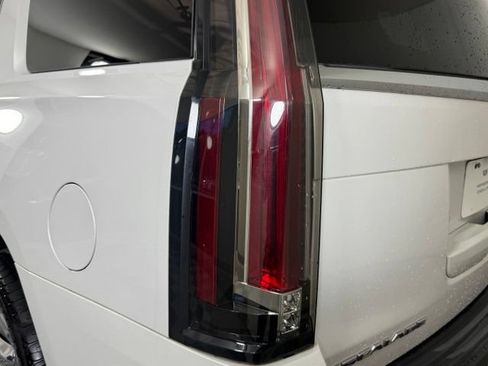 Used 2018 Cadillac Escalade Luxury AWD/4WD image 14