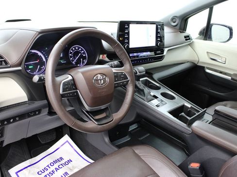 Used 2022 Toyota Sienna Platinum image 16