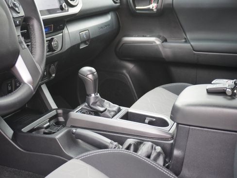 Used 2022 Toyota Tacoma TRD Off-Road w/ Technology Package image 22