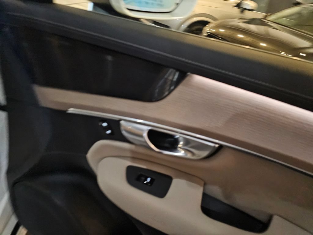 Certified 2025 Volvo XC90 B5 Plus AWD/4WD image 13