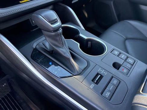 Used 2023 Toyota Highlander XLE image 7