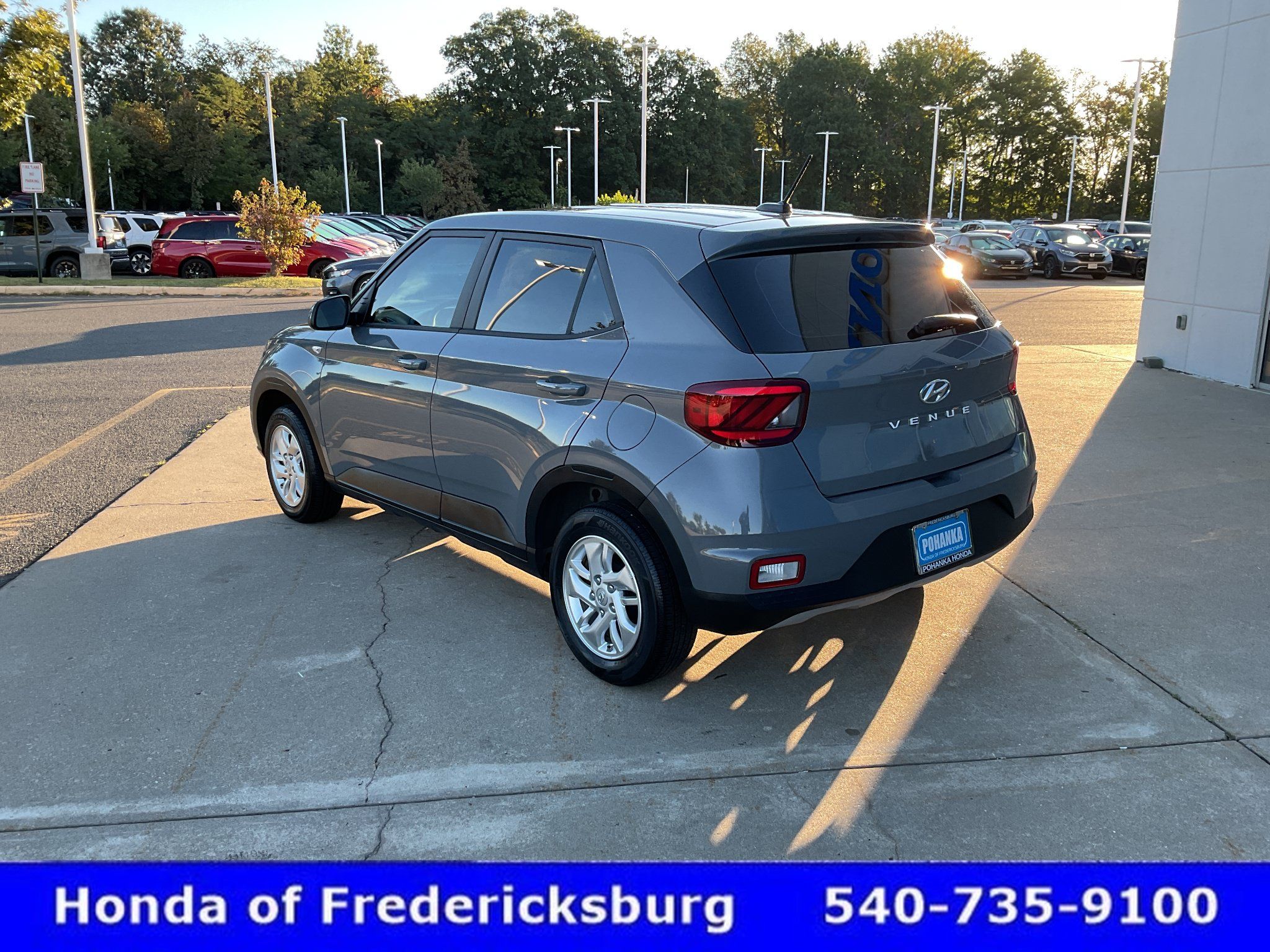 Used 2023 Hyundai Venue SE FWD image 4