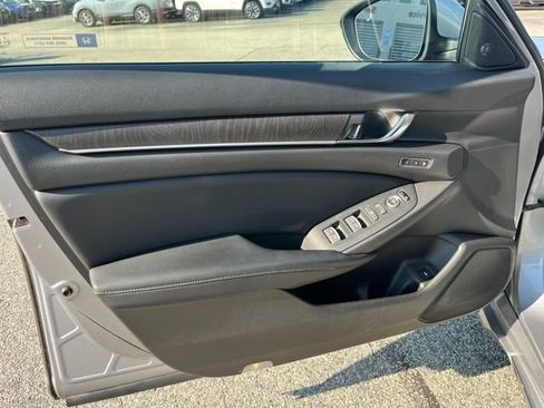 Used 2018 Honda Accord Touring image 10