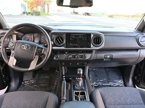 Used 2016 Toyota Tacoma TRD Sport image 12