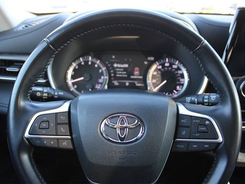 Used 2023 Toyota Highlander XLE image 32