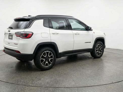 Used 2025 Jeep Compass Trailhawk AWD/4WD image 9