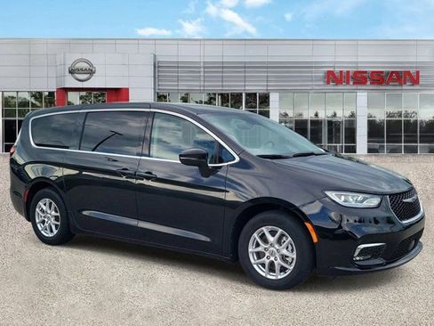 Used 2023 Chrysler Pacifica Touring-L FWD image 2