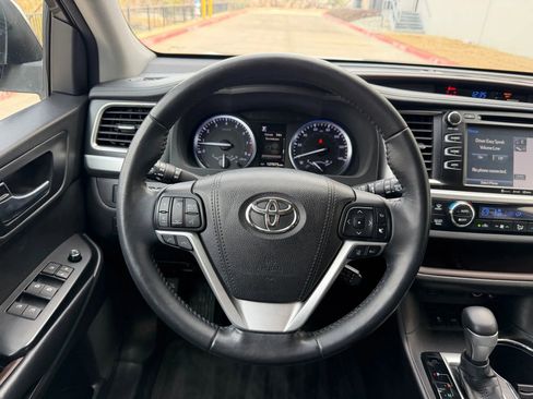 Used 2018 Toyota Highlander XLE image 11