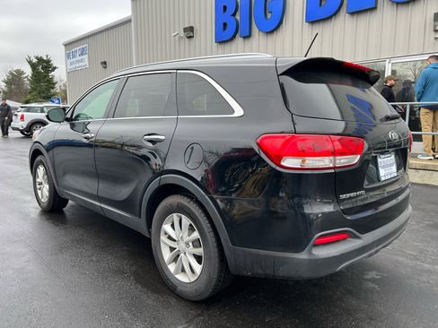 Used 2017 Kia Sorento LX image 3