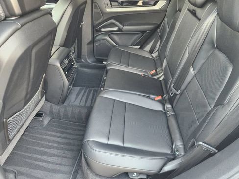 Used 2024 Porsche Cayenne AWD/4WD image 30
