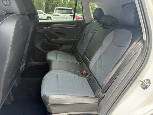 Used 2026 Volkswagen Tiguan SE FWD image 7