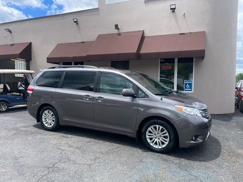 Used 2014 Toyota Sienna XLE image 2
