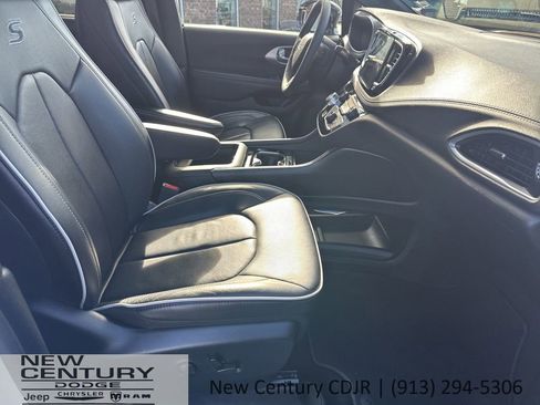 Used 2025 Chrysler Pacifica Limited image 19
