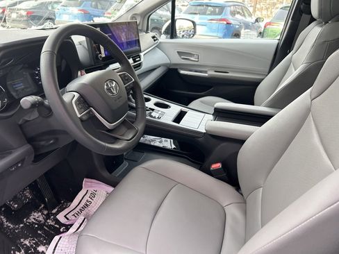 Used 2025 Toyota Sienna XLE w/ XLE Plus Package image 9
