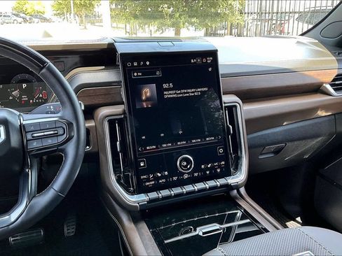 Used 2025 GMC Yukon XL Denali Ultimate AWD/4WD image 8