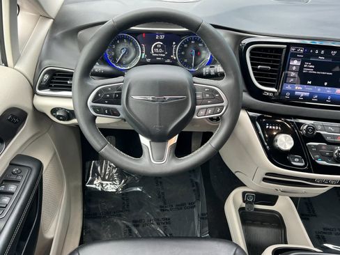 Used 2024 Chrysler Pacifica Touring-L image 14