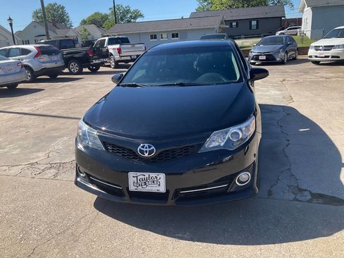 Used 2014 Toyota Camry SE w/ Moonroof Package FWD image 8
