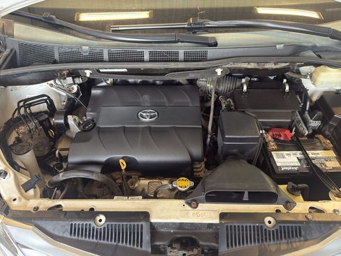 Used 2014 Toyota Sienna Limited w/ Limited Premium Package FWD image 30