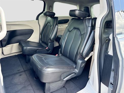 Used 2023 Chrysler Pacifica Touring-L FWD image 23