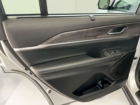 Used 2024 Jeep Grand Cherokee L Limited w/ Luxury Tech Group II AWD/4WD image 28