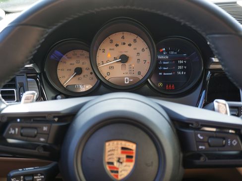 Certified 2023 Porsche Macan AWD/4WD image 18