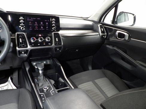 Used 2023 Kia Sorento LX FWD image 17